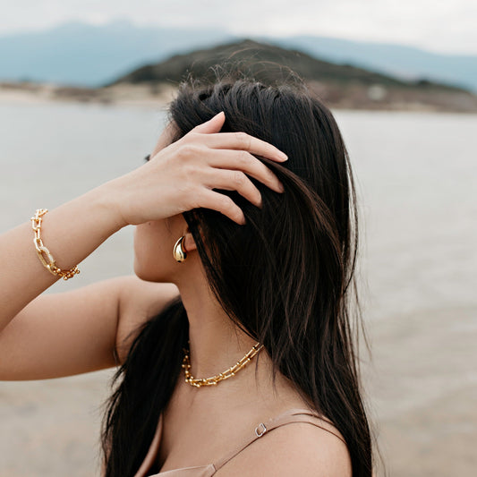 Vacation jewlery in gold chain and gold teardrop earrings