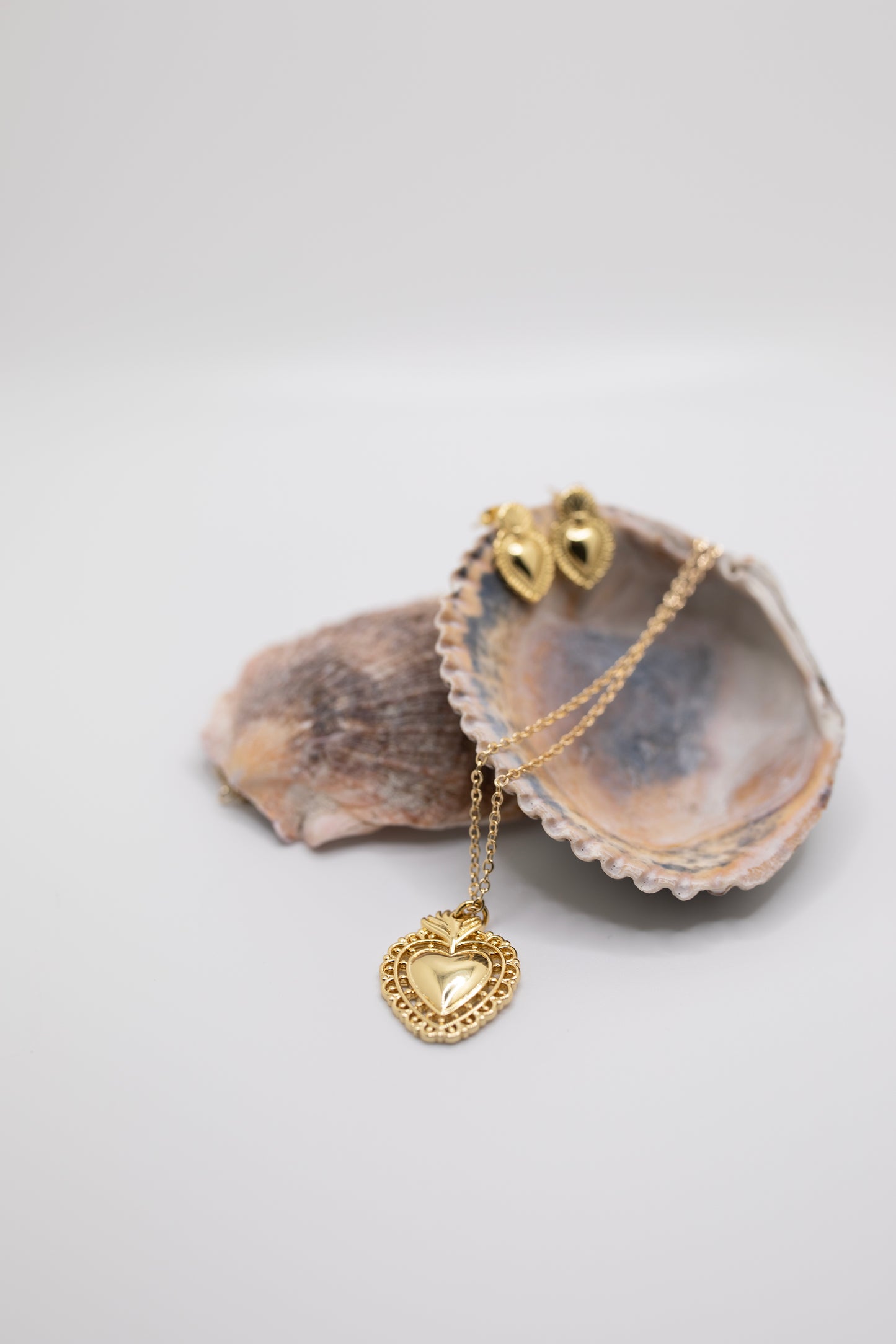 Gold hispanic heart necklace and earrings with shells