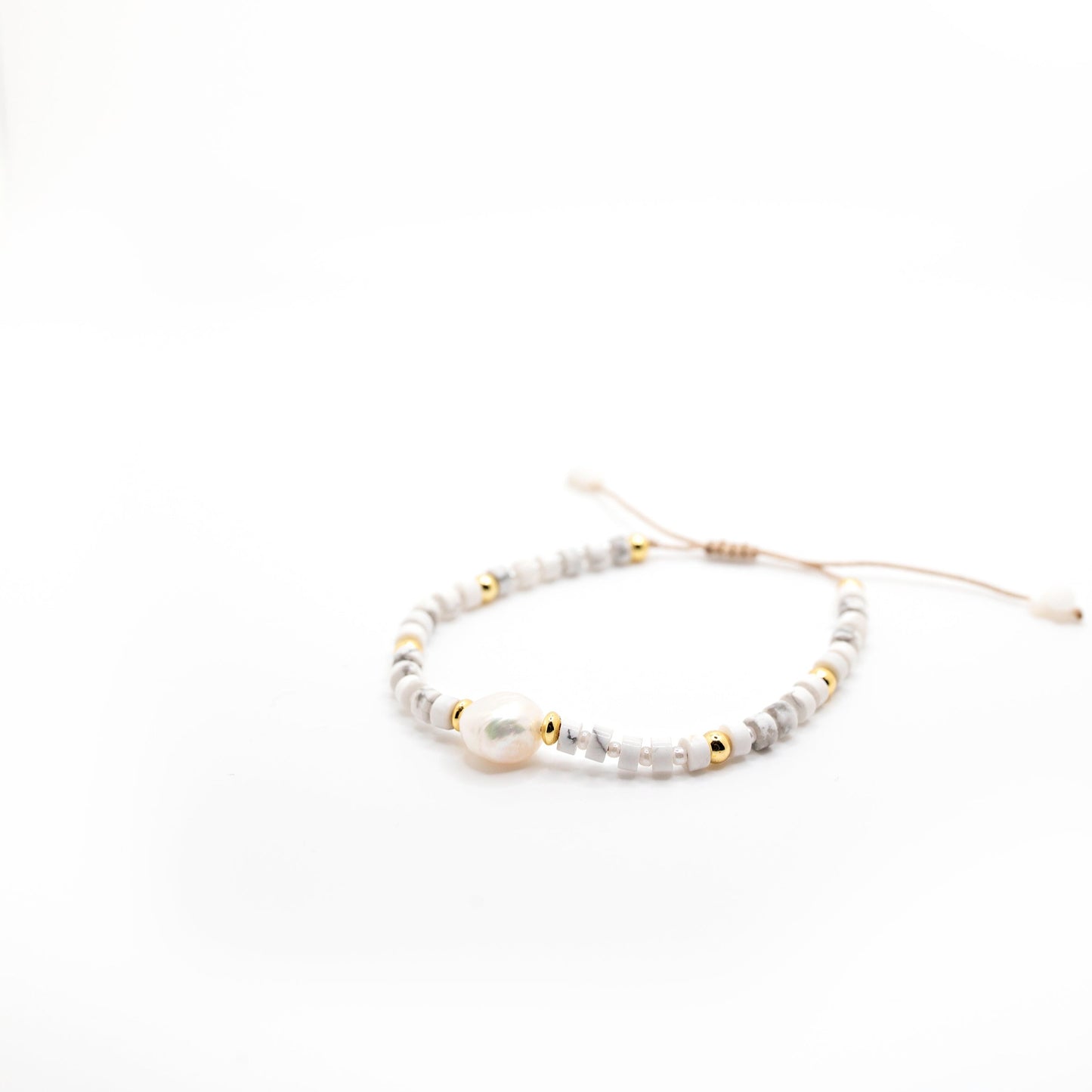 Summer white and gld bracelet with pearl bead