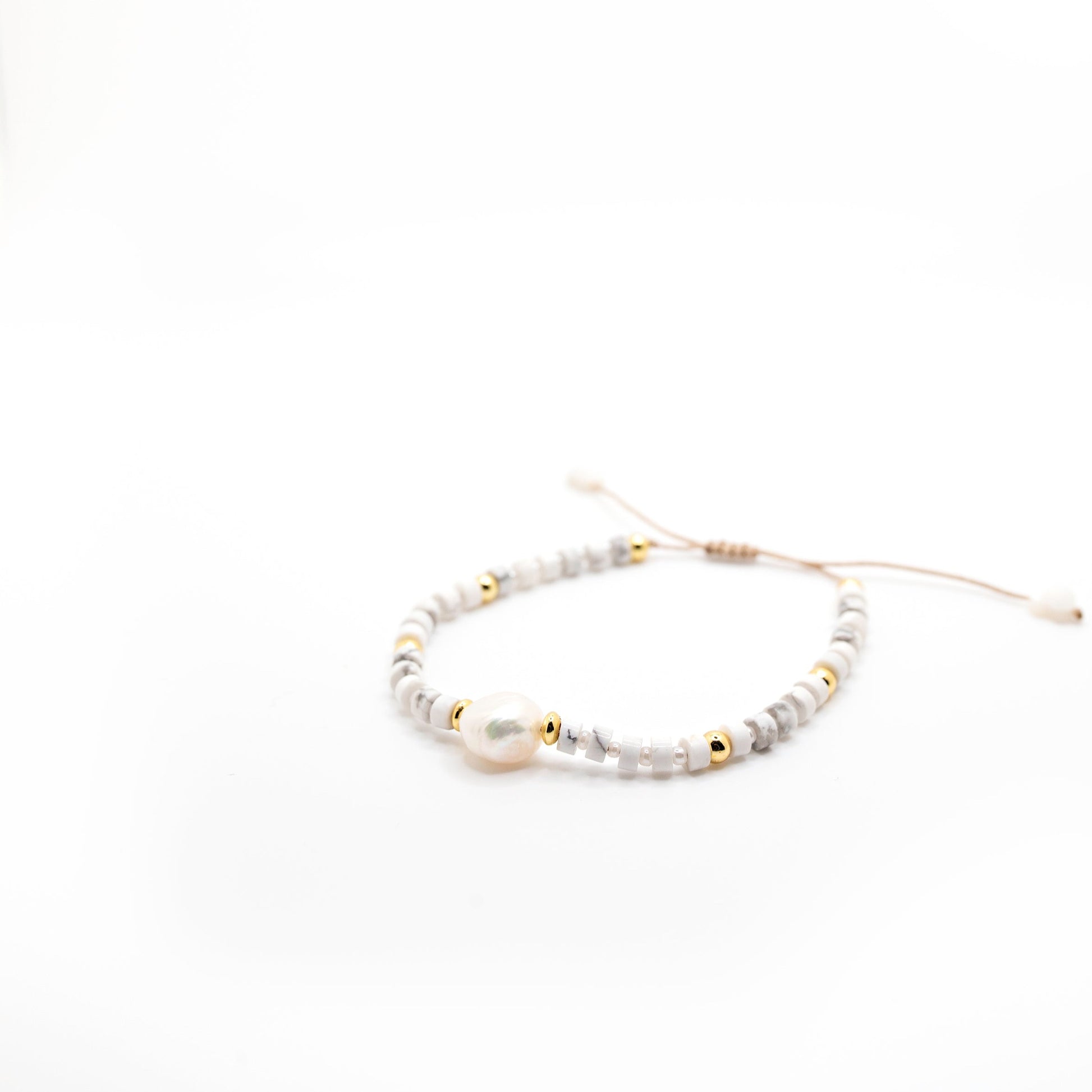 Summer white and gld bracelet with pearl bead